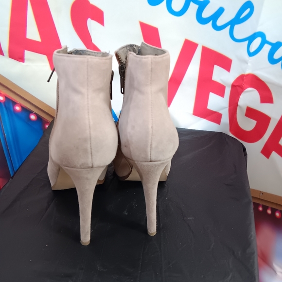 Pre-loved Leather Steve Madden Showie Suede Platform Bootie. - Picture 2 of 4